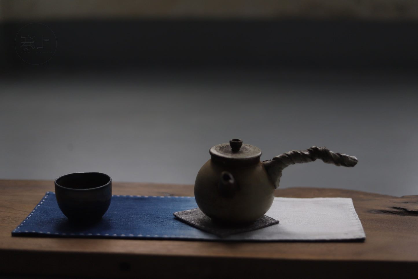 This is a indigo-dyed tea mat.this is a gradient color tea table cloth