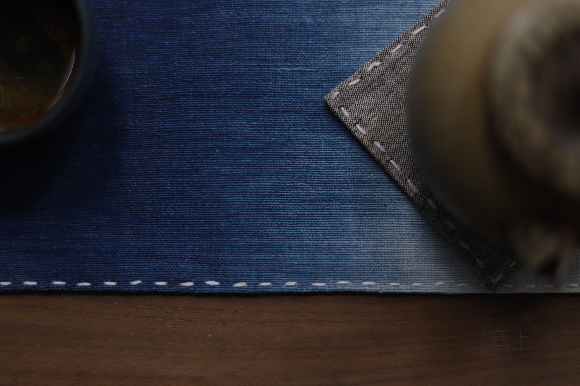 This is a indigo-dyed tea mat.this is a gradient color tea table cloth