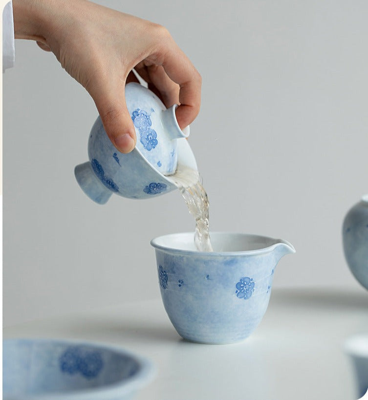 This is a ceramic teapot.this is a ceramic gaiwan