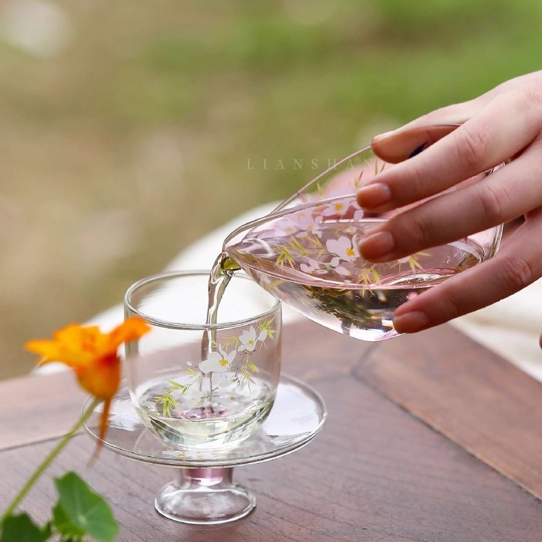 This is a transparent glass faircup gongdaobei