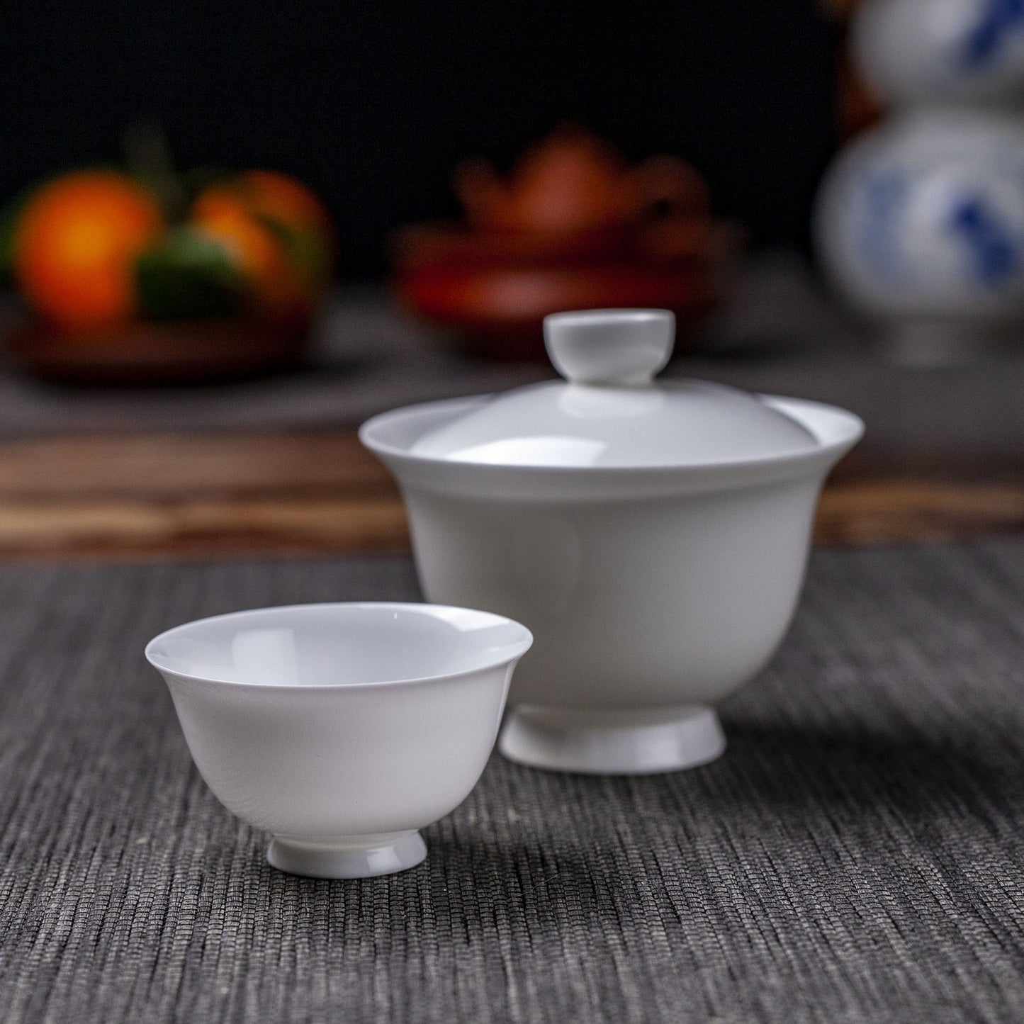 this is a white ceramic gaiwan teapot