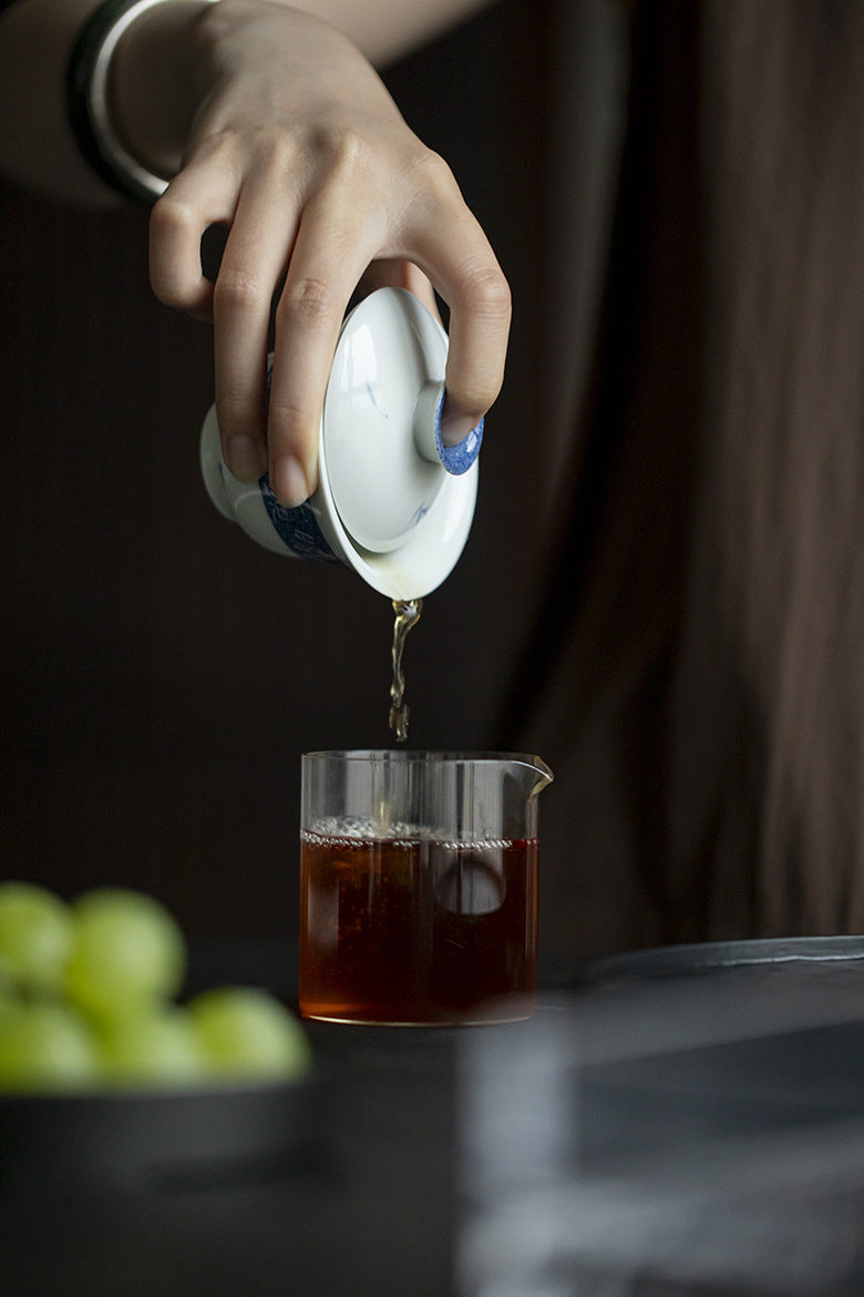 This is a ceramic teapot.this is a ceramic gaiwan