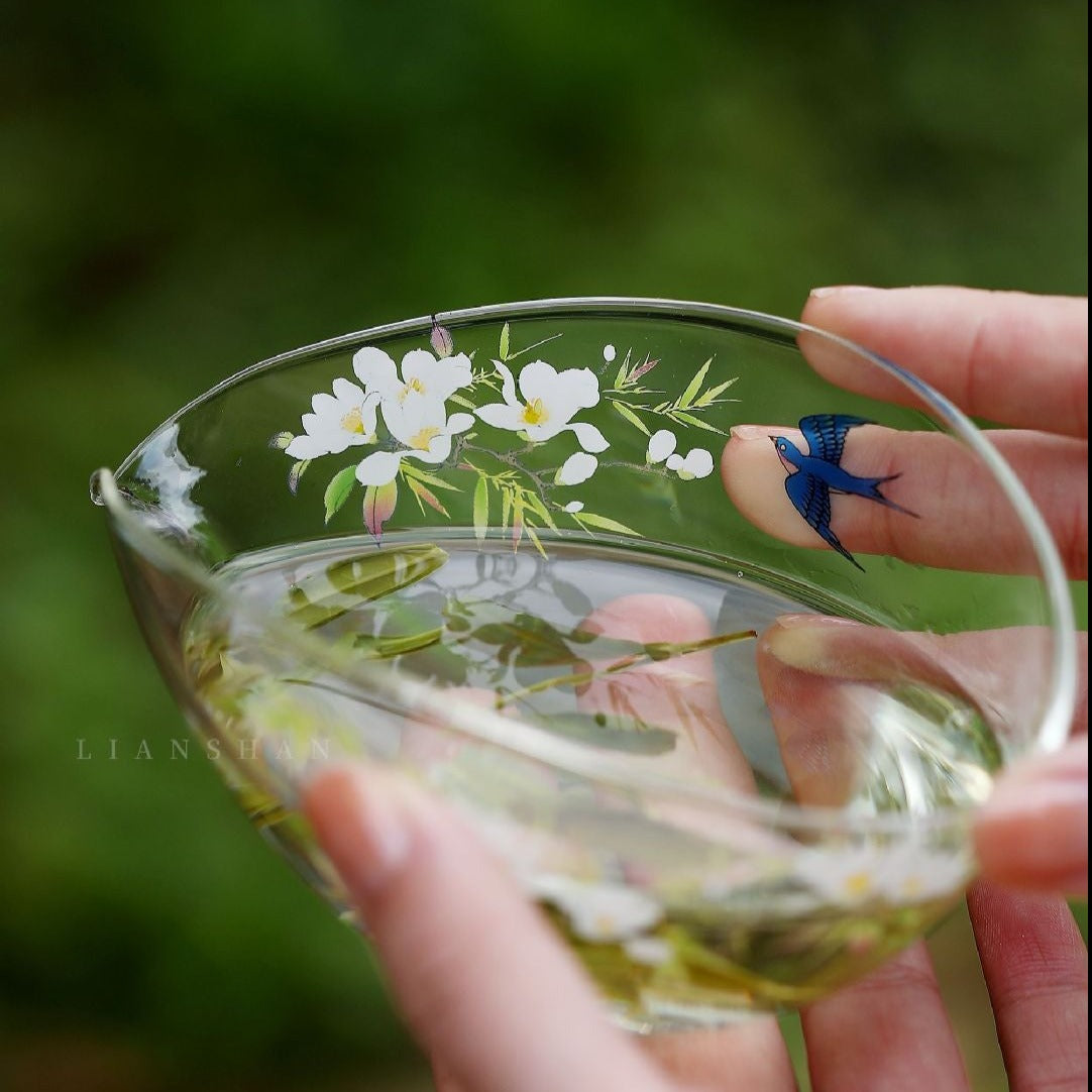 This is a transparent glass faircup gongdaobei