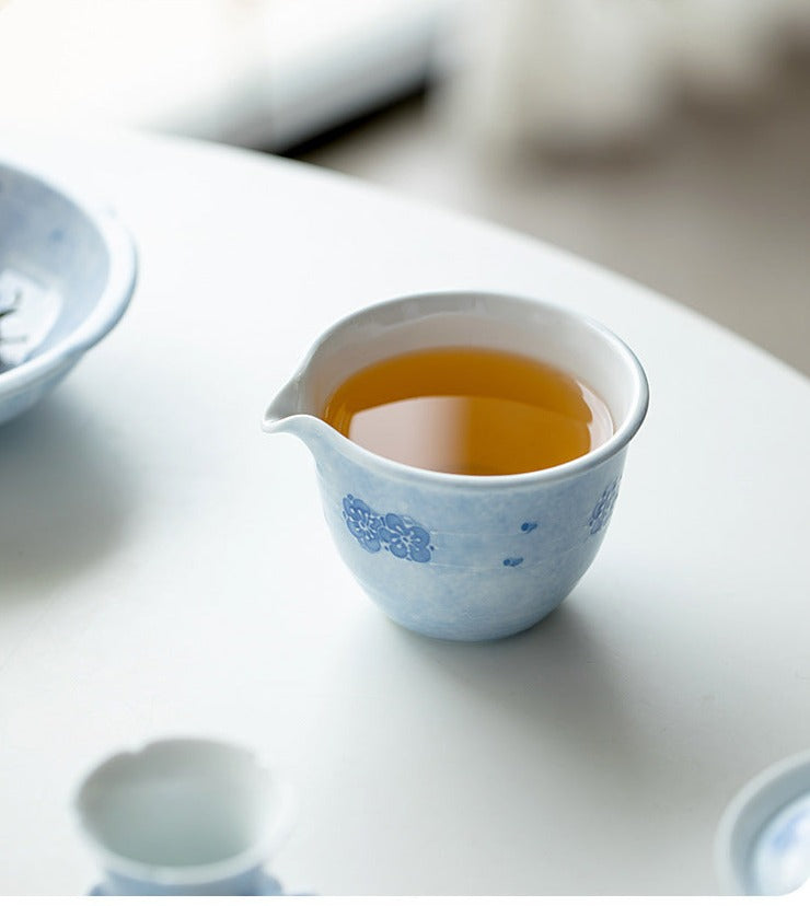 This is a ceramic teapot.this is a ceramic gaiwan