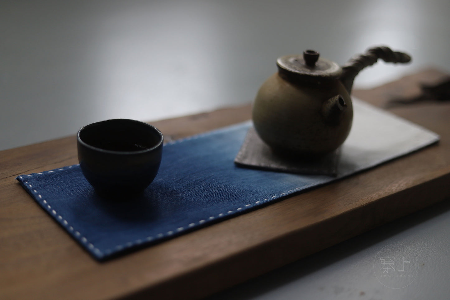 This is a indigo-dyed tea mat.this is a gradient color tea table cloth