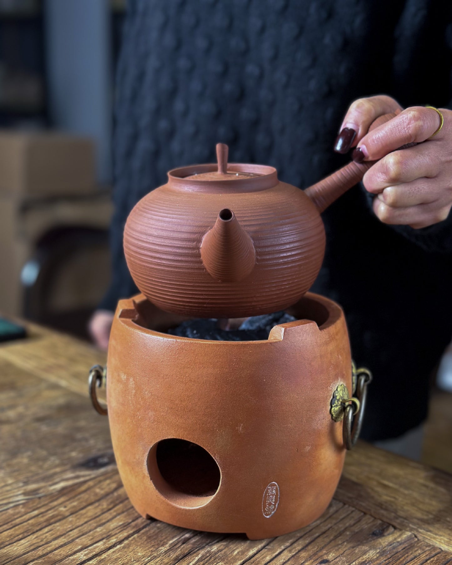 This is a pottery stove. This is a charcoal electric stove