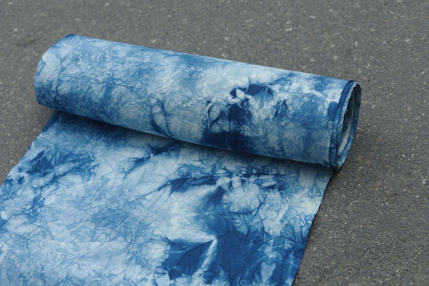 This is a indigo-dyed tea mat table cloth