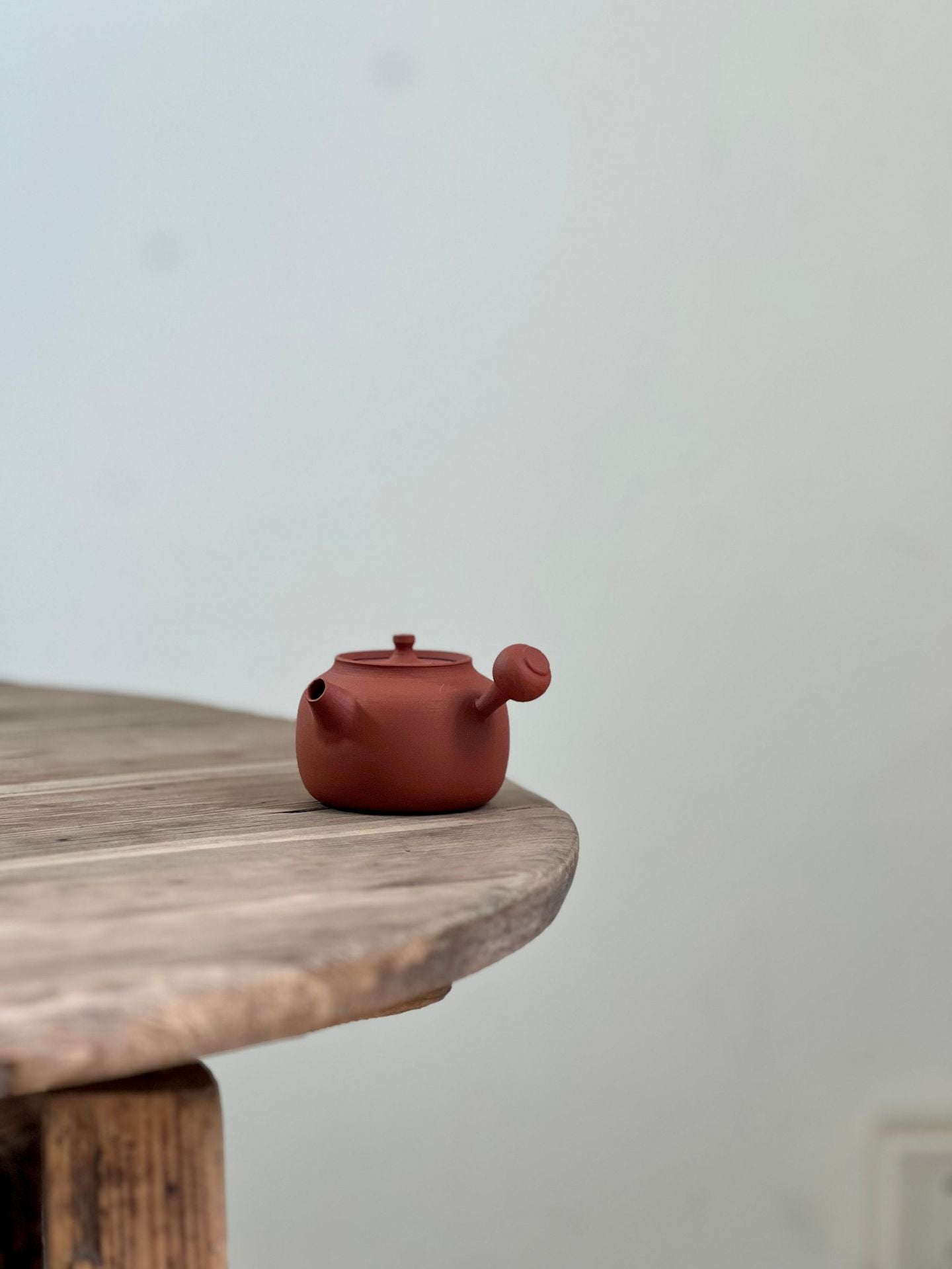 This is a Chaozhou side handle teapot.this is Chaozhou red clay zhuni teapot