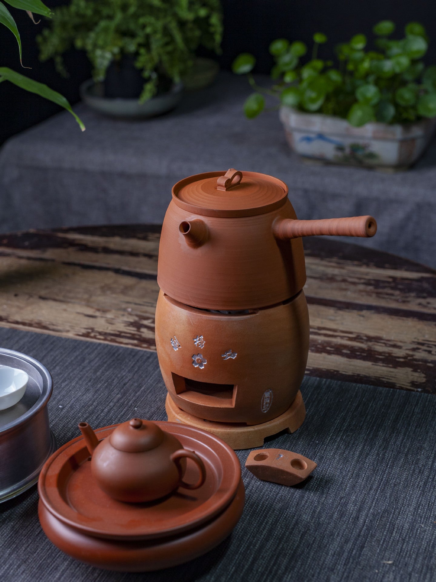 This is a pottery stove. This is a charcoal electric stove