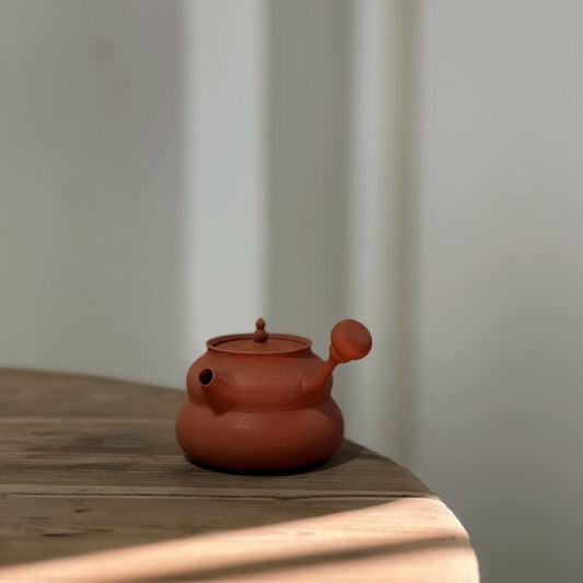 This is a Chaozhou side handle teapot.this is Chaozhou red clay zhuni teapot