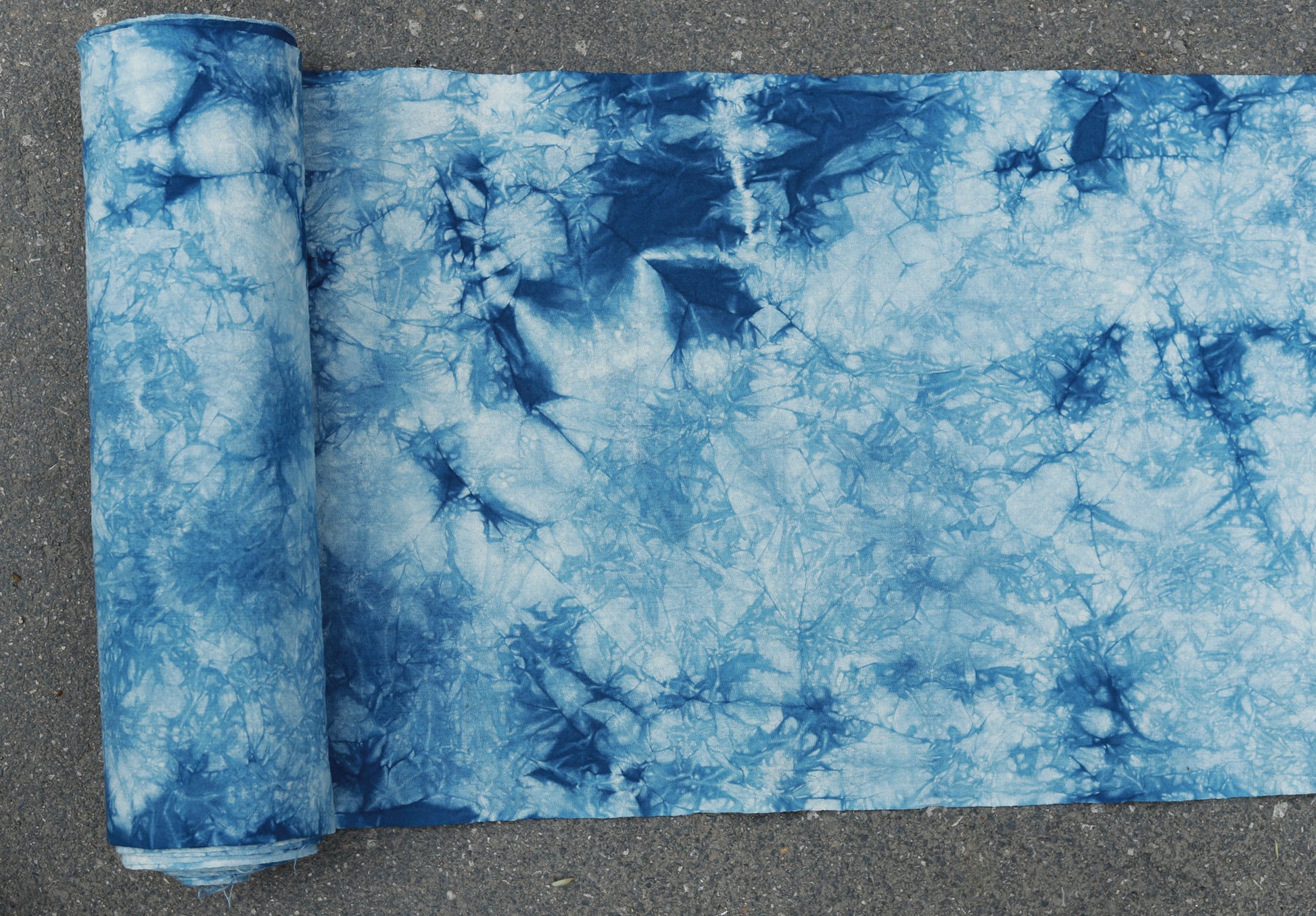 This is a indigo-dyed tea mat table cloth