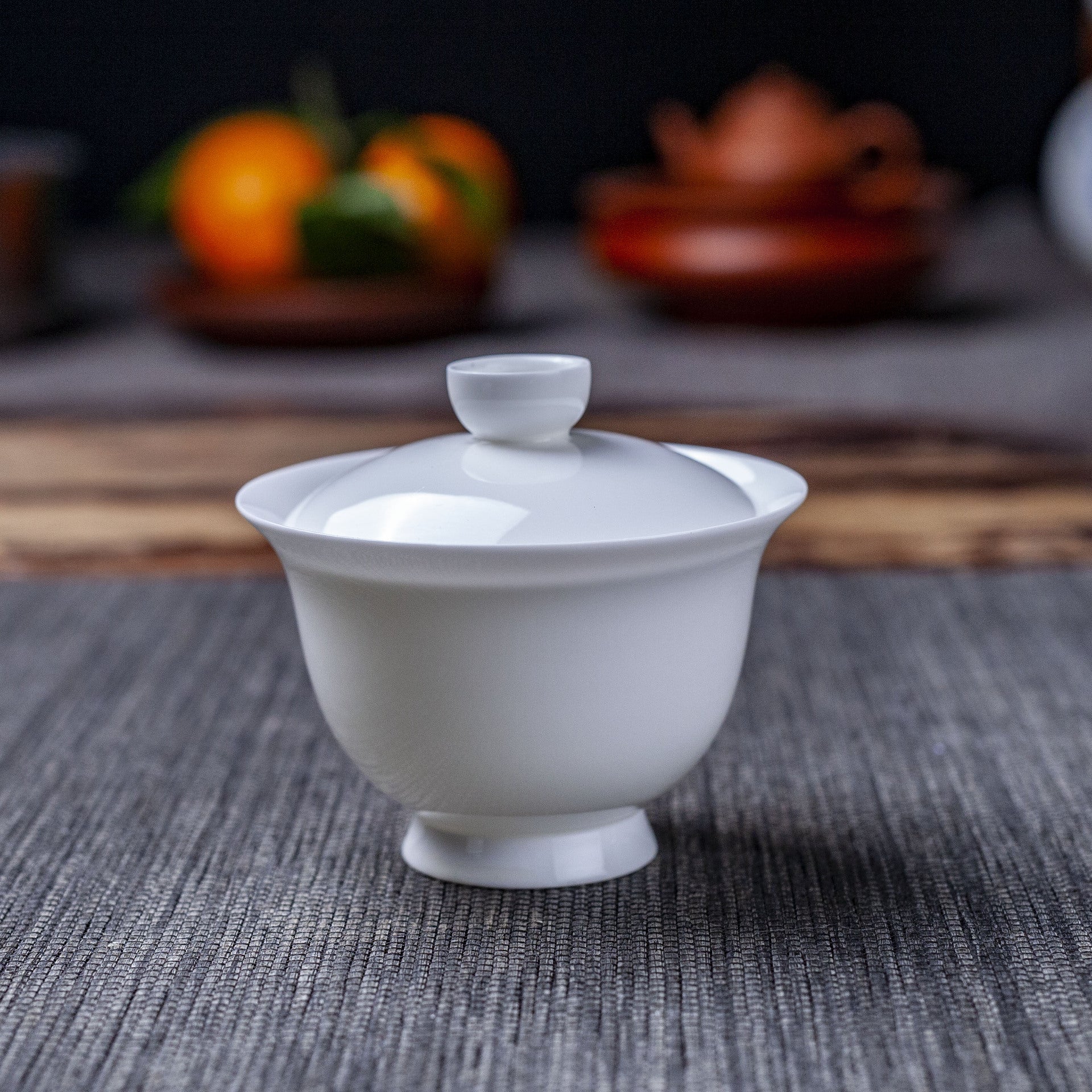 this is a white ceramic gaiwan teapot