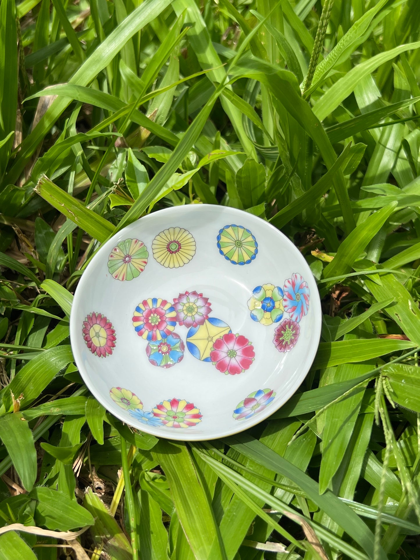 This is a Chinese Jingdezhen enamel teacup.this is a ceramic teacup