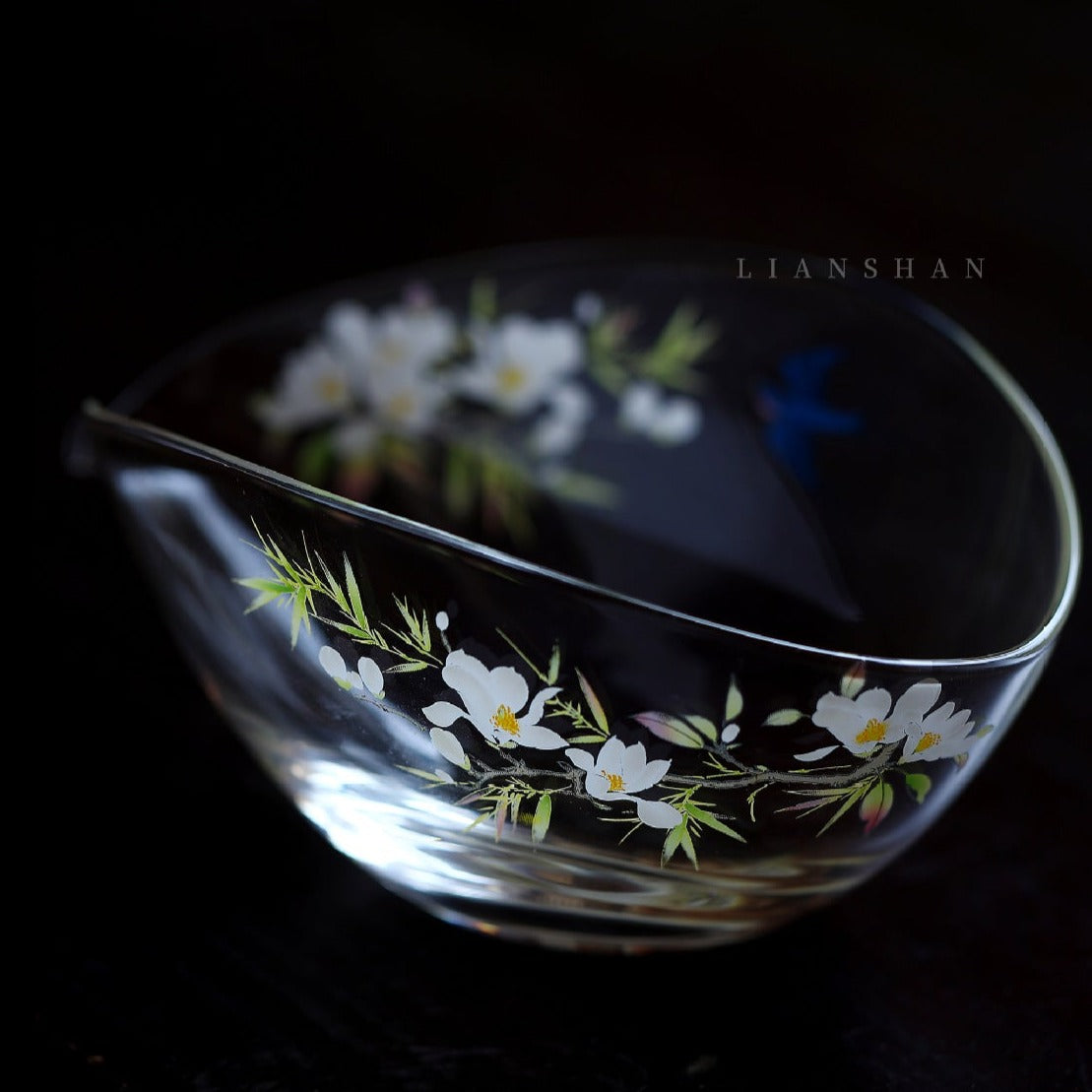 This is a transparent glass faircup gongdaobei