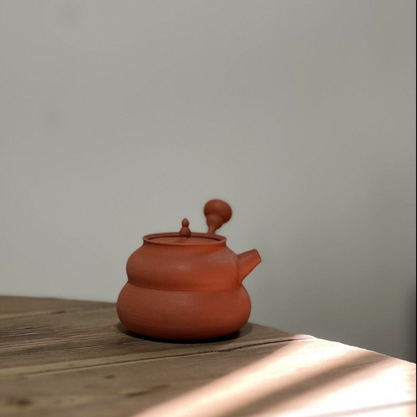 This is a Chaozhou side handle teapot.this is Chaozhou red clay zhuni teapot