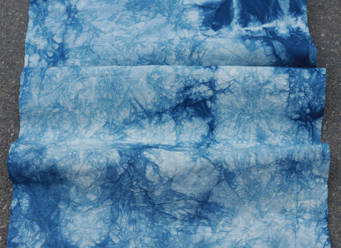 This is a indigo-dyed tea mat table cloth