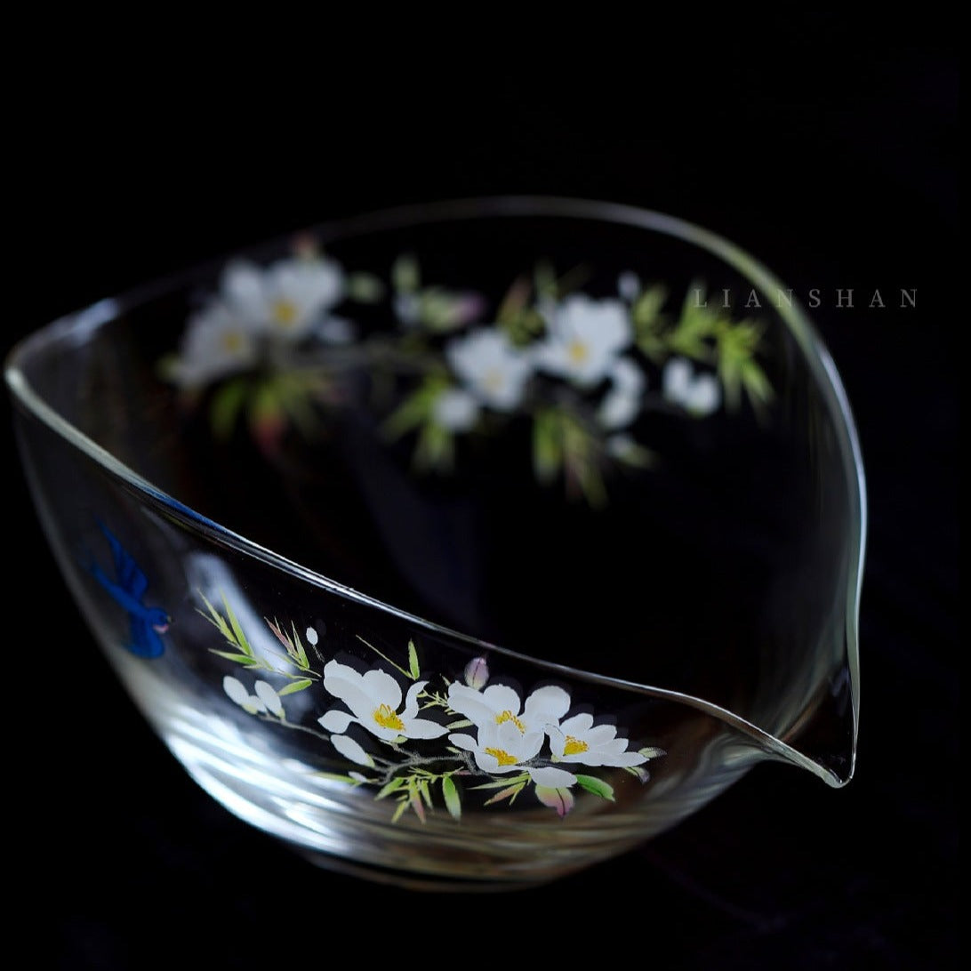 This is a transparent glass faircup gongdaobei