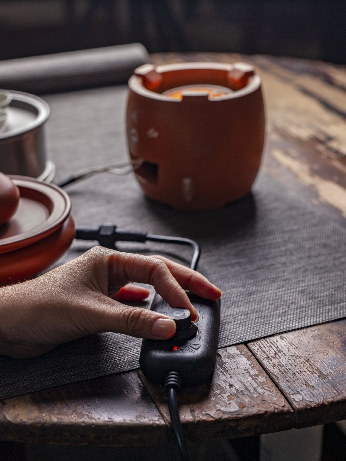 This is a pottery stove. This is a charcoal electric stove