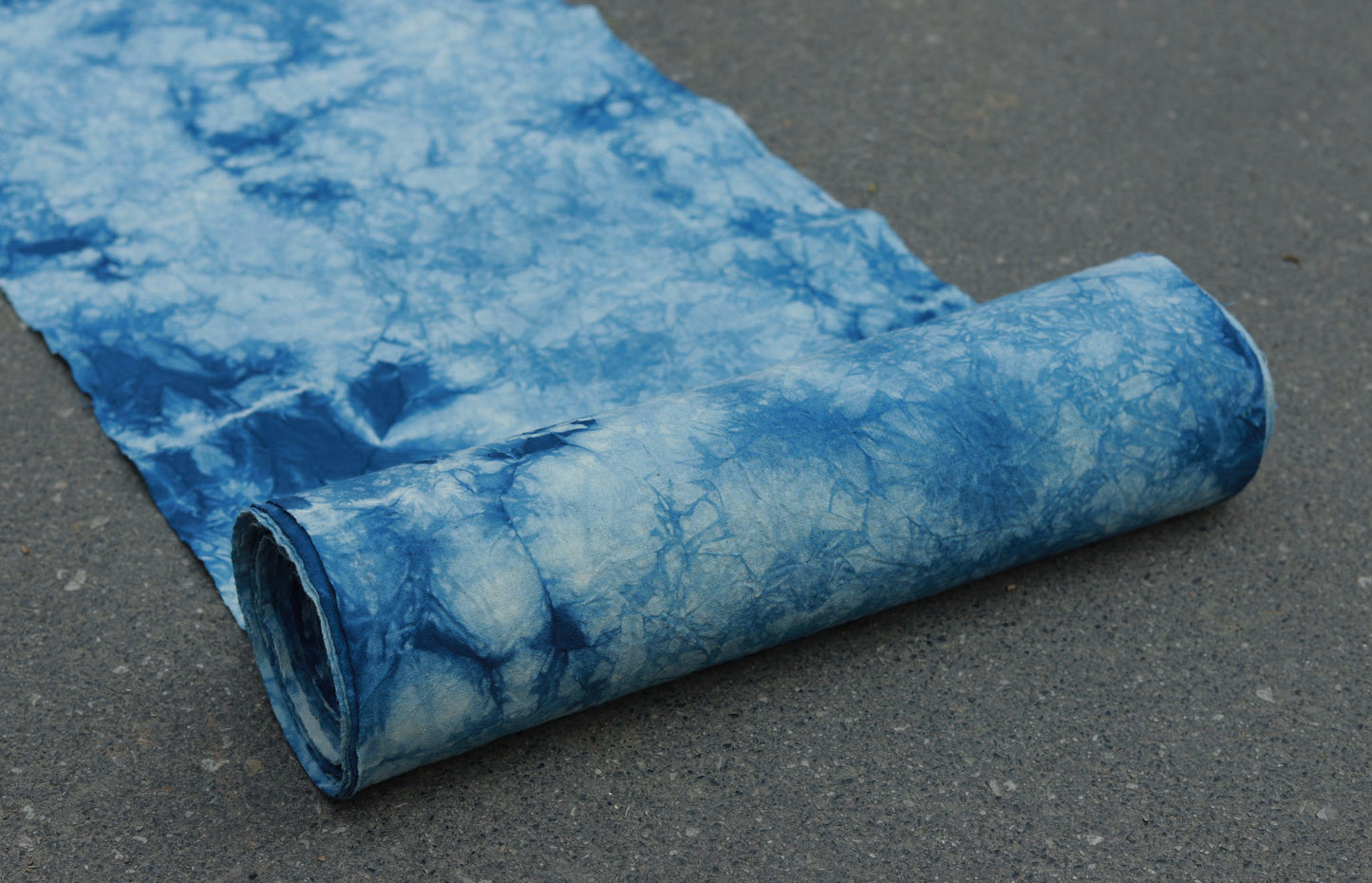 This is a indigo-dyed tea mat table cloth