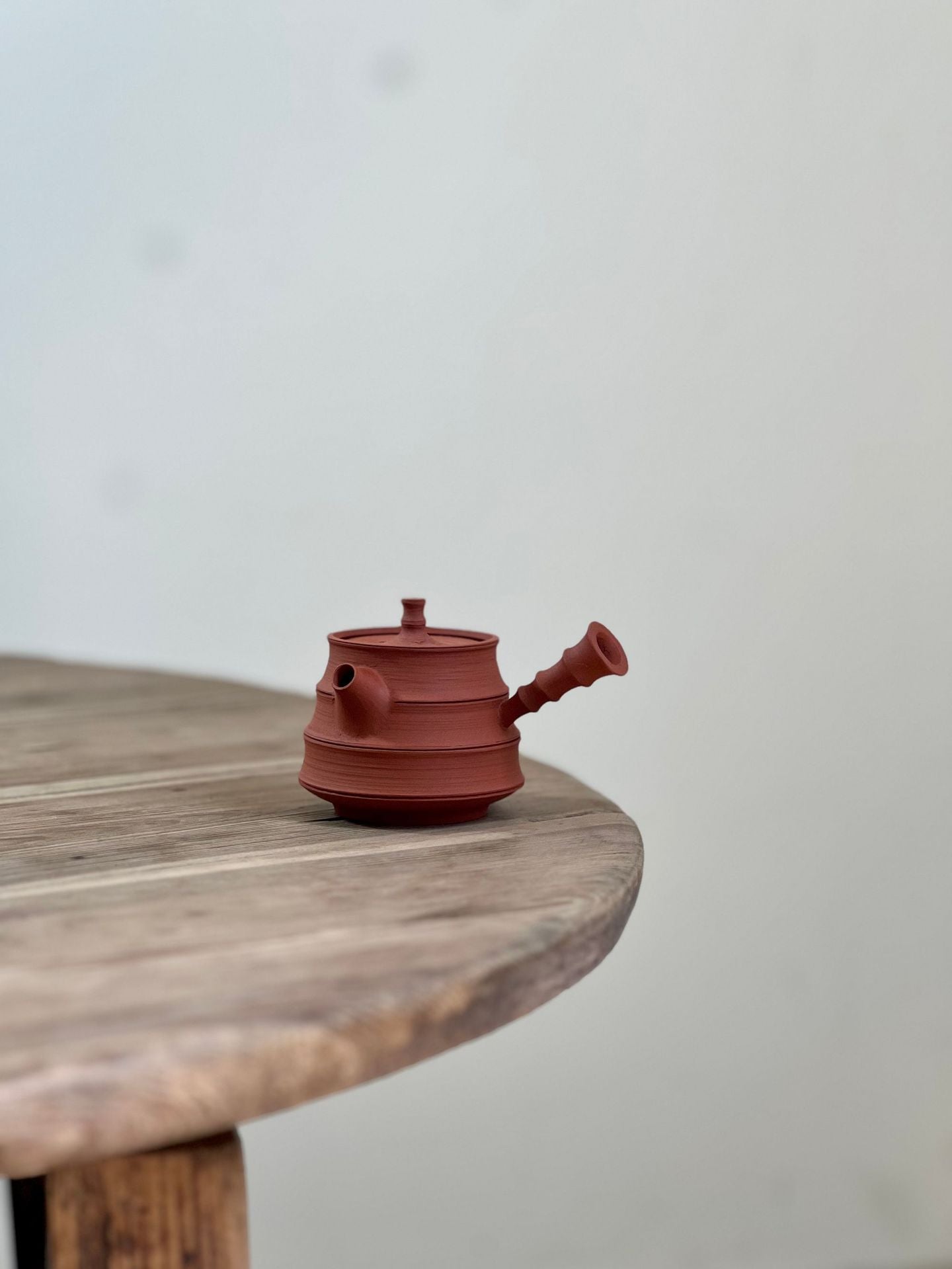 This is a Chaozhou side handle teapot.this is Chaozhou red clay zhuni teapot