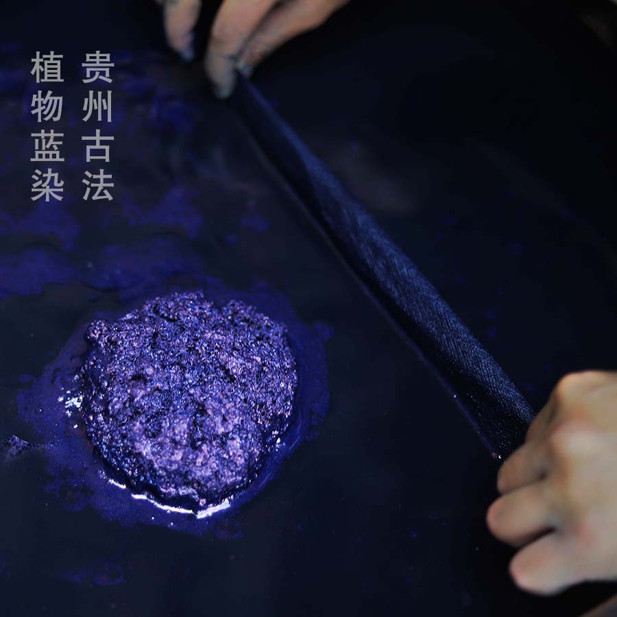 This is a indigo-dyed tea mat table cloth