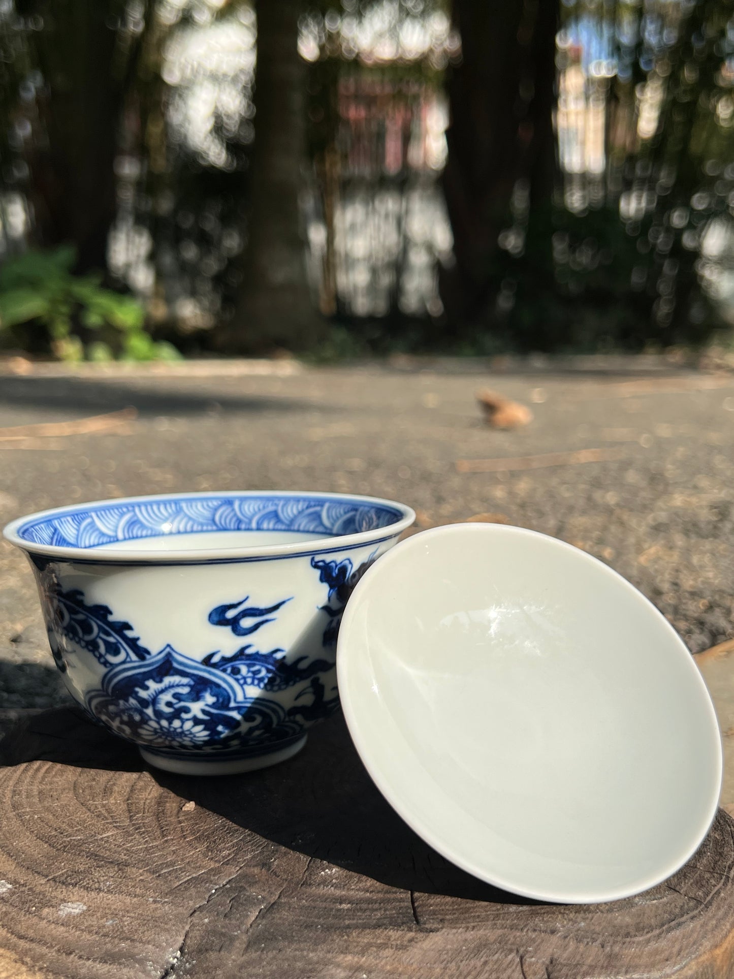 This is a Chinese Jingdezhen blue and white porcelain dragon teapot gaiwan