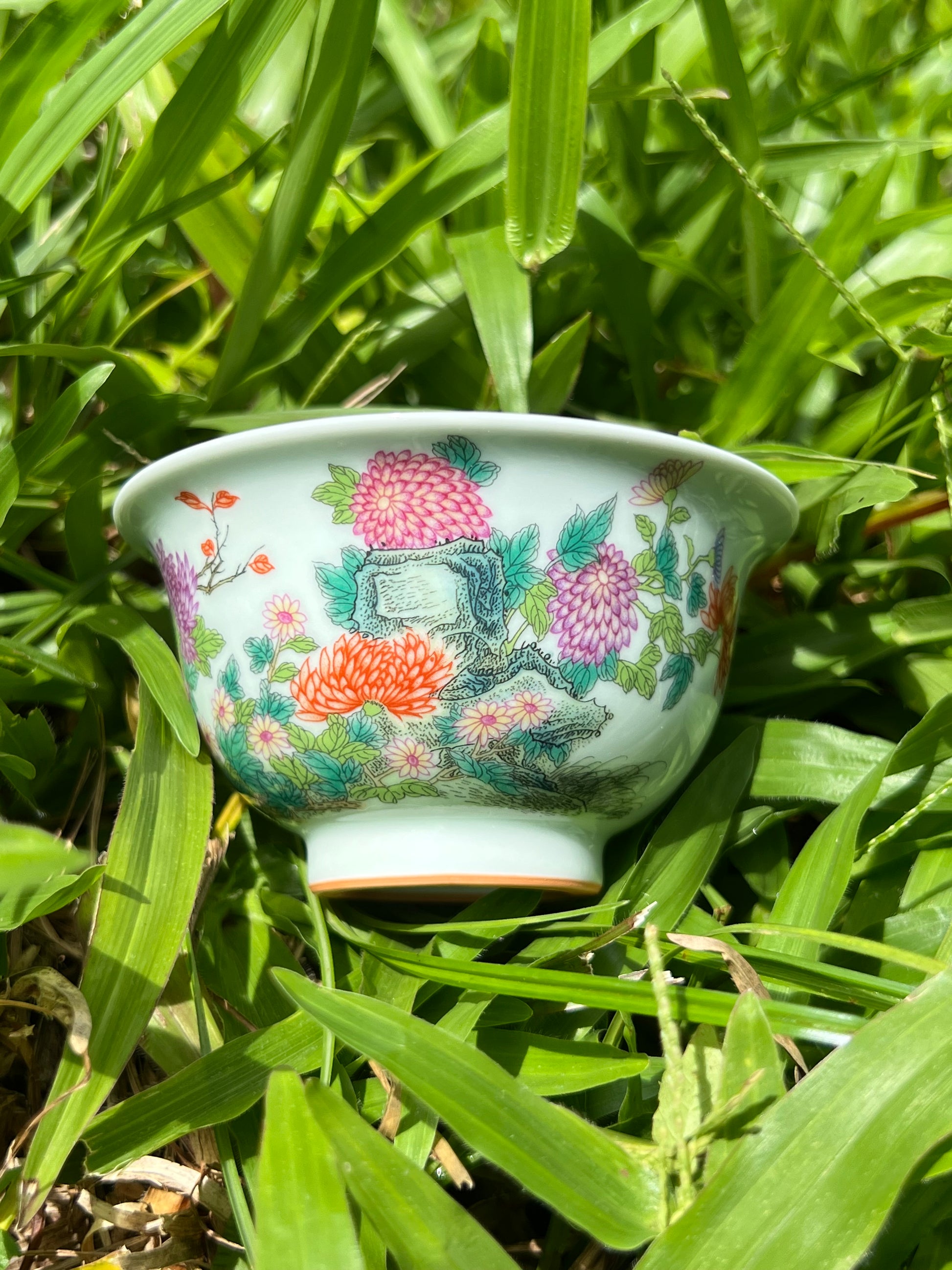 This is a Chinese Jingdezhen enamel teacup.this is a ceramic teacup