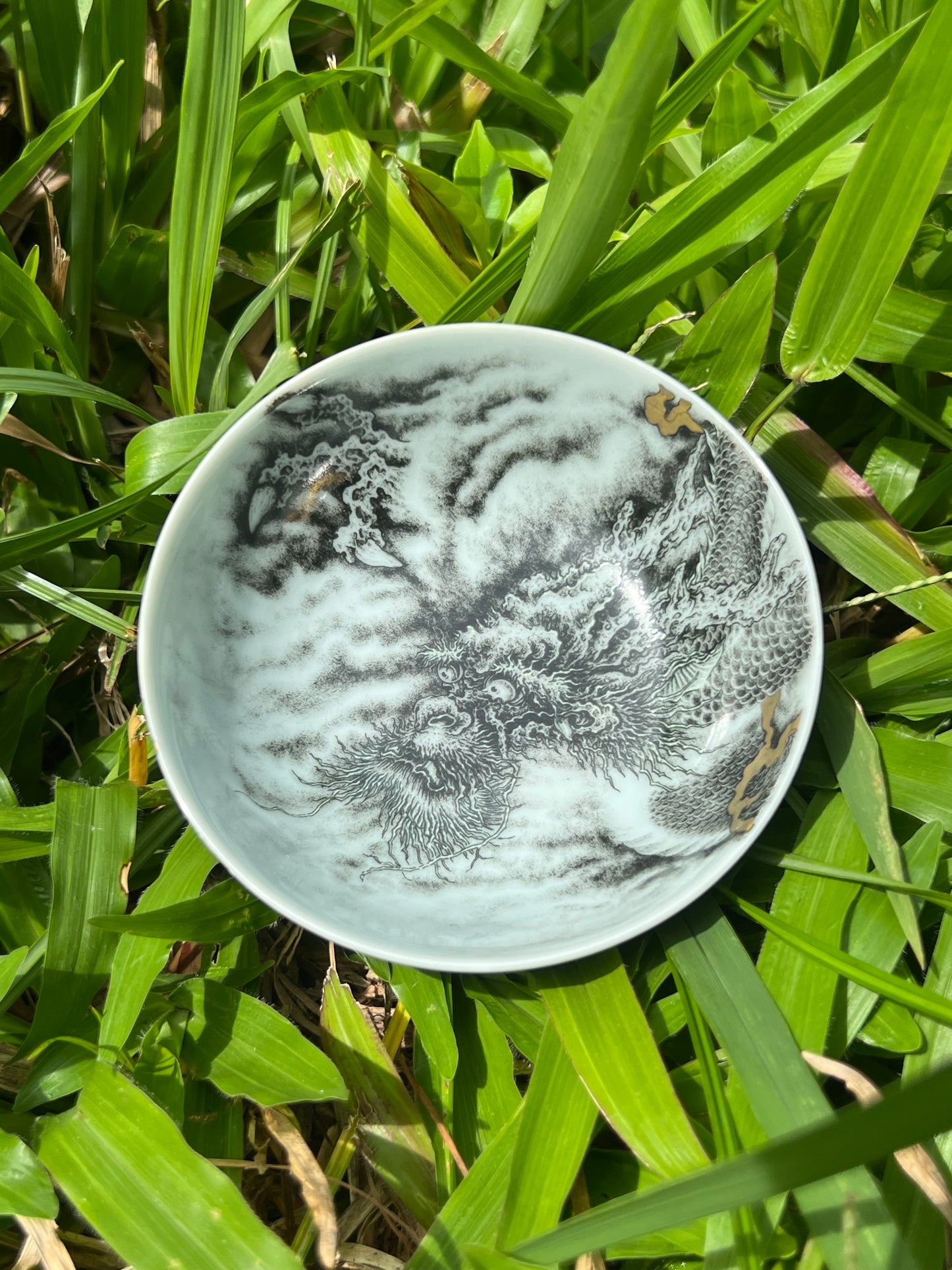 this is a Chinese Jingdezhen dragon teacup.this is a ceramic teacup