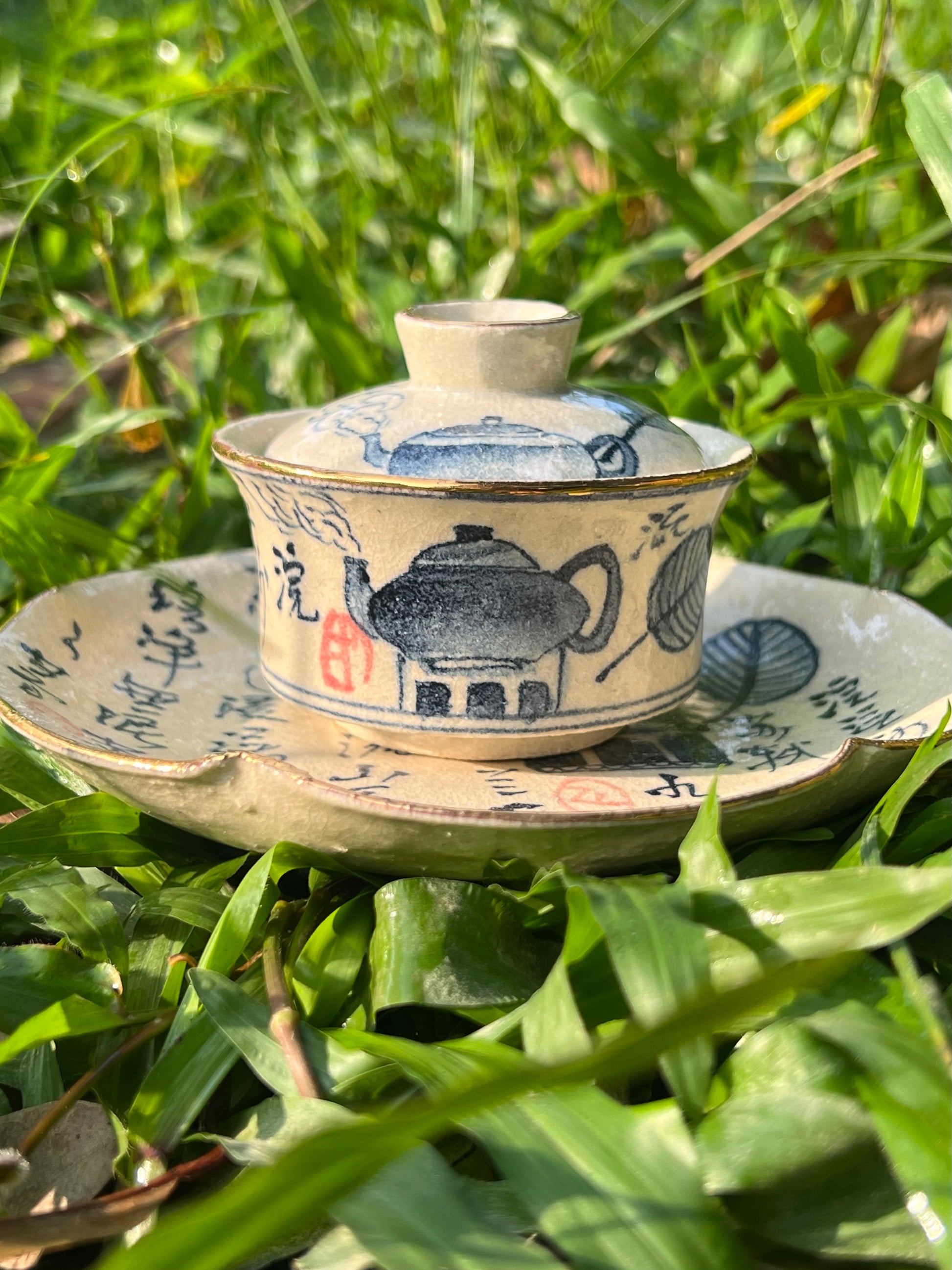 this is Chinese blue and white pottery gaiwan