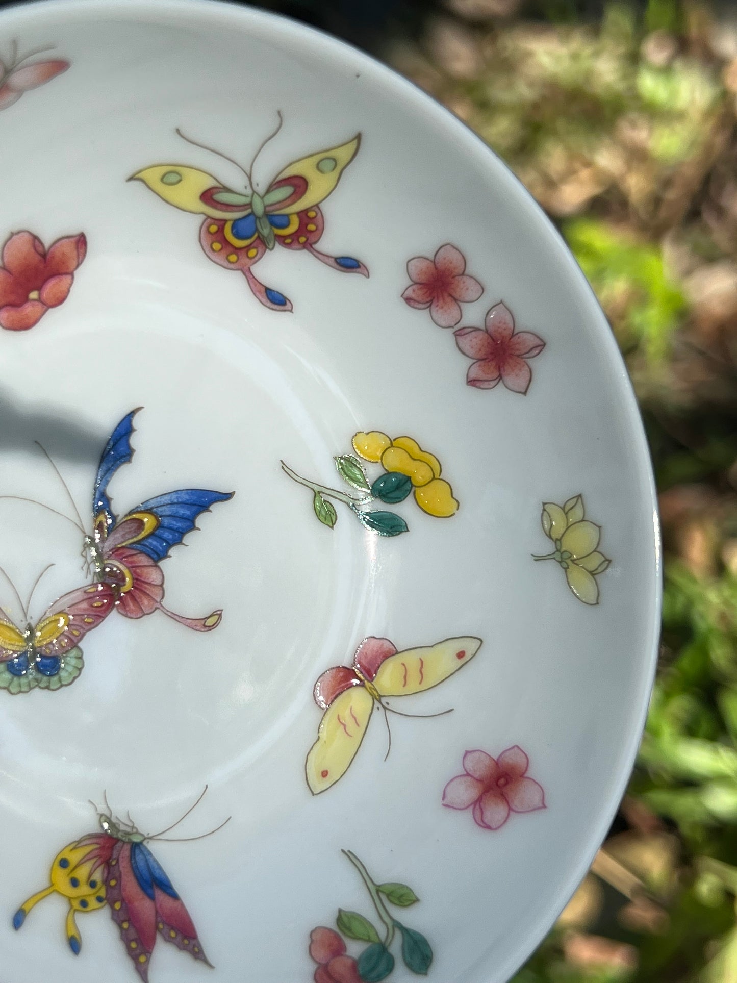 this is Chinese Jingdezhen enamel butterfly teacup. this is a ceramic teacup