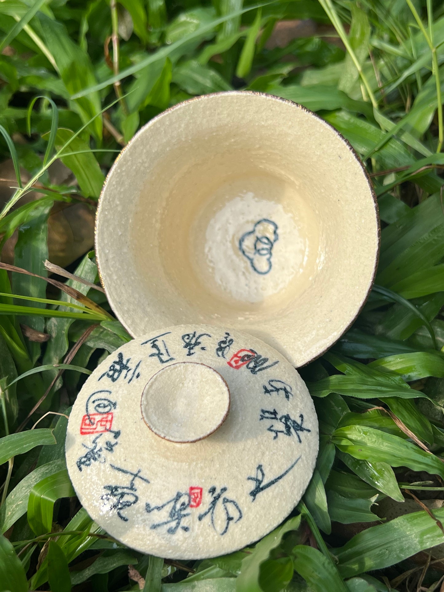 this is Chinese blue and white pottery gaiwan