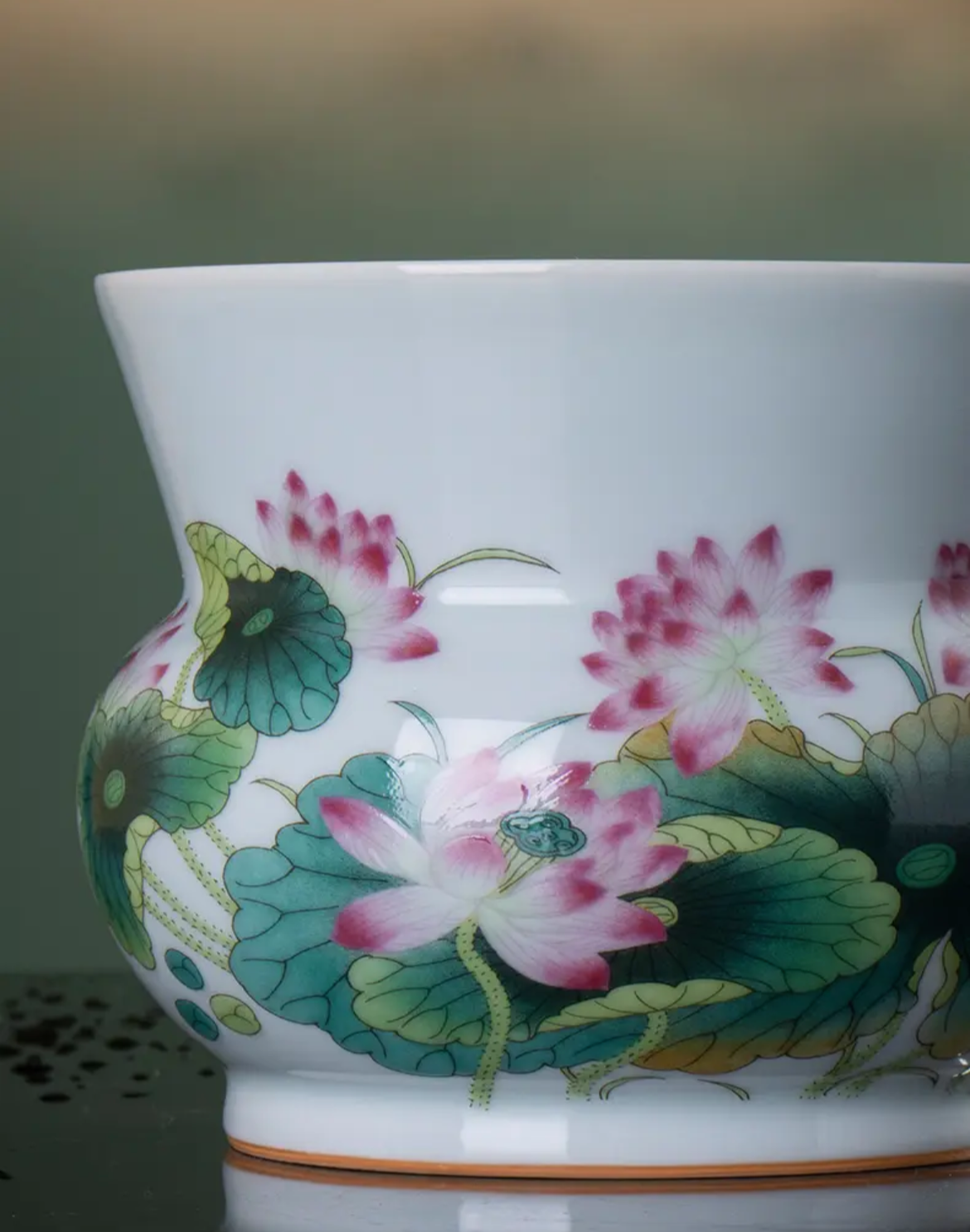 this is Chinese Jingdezhen enamel lotus tea basin. this is a ceramic jianshui