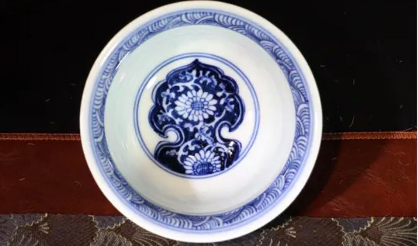 This is a Chinese Jingdezhen blue and white porcelain dragon teapot gaiwan