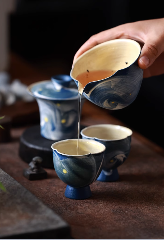 This is a ceramic teapot.this is a ceramic gaiwan