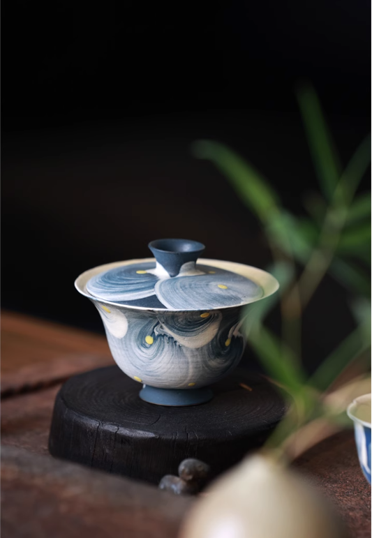 This is a ceramic teapot.this is a ceramic gaiwan