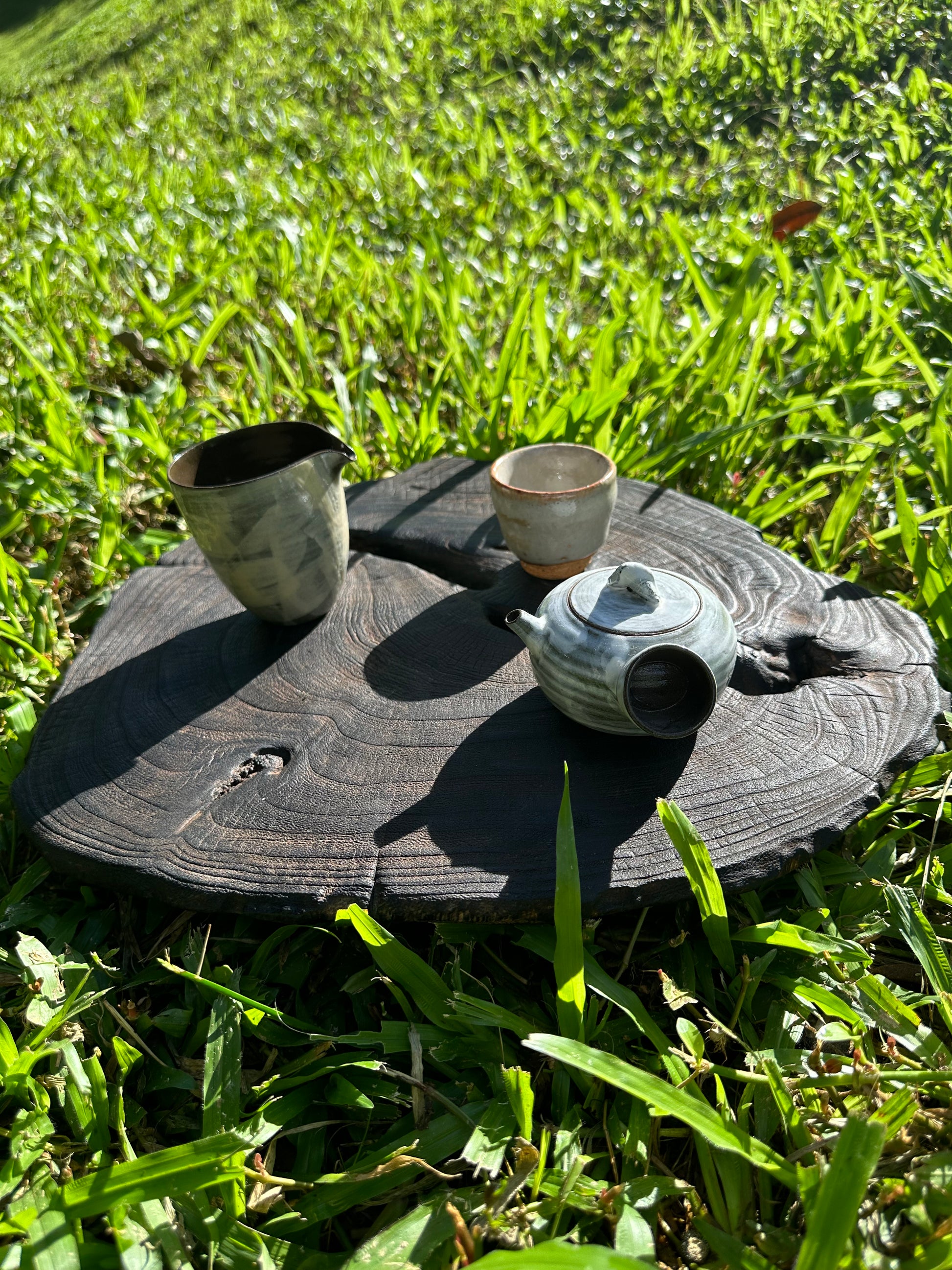 This is a black cedar tea tray tea boat.This is a wooden tea table.