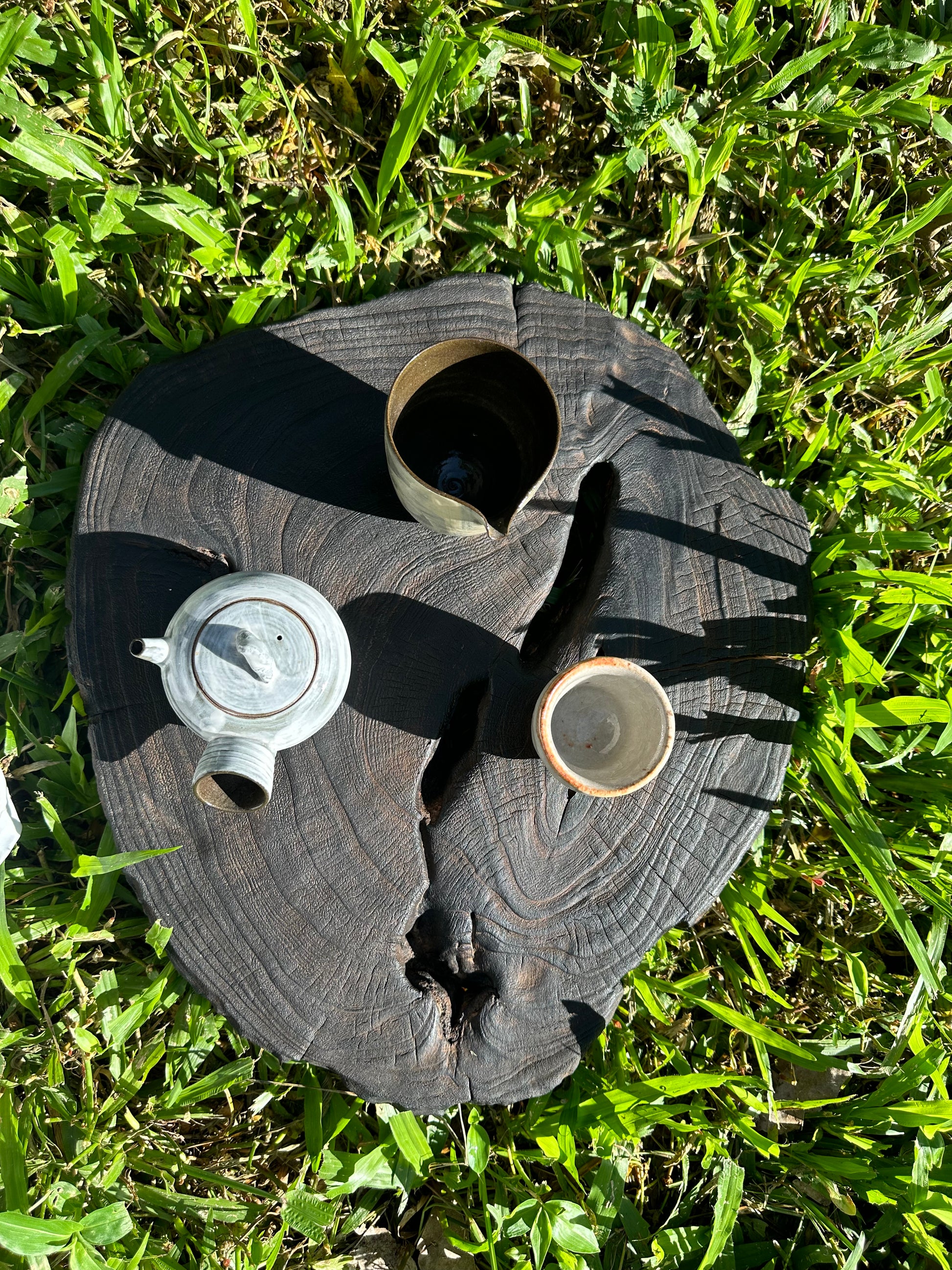 This is a black cedar tea tray tea boat.This is a wooden tea table.