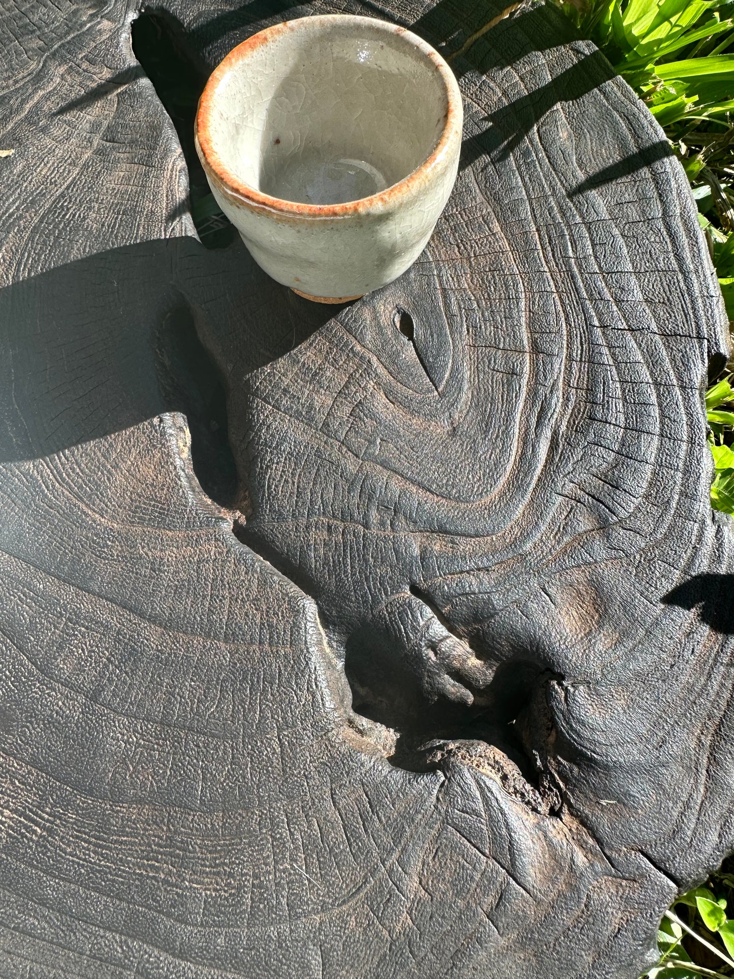 This is a black cedar tea tray tea boat.This is a wooden tea table.