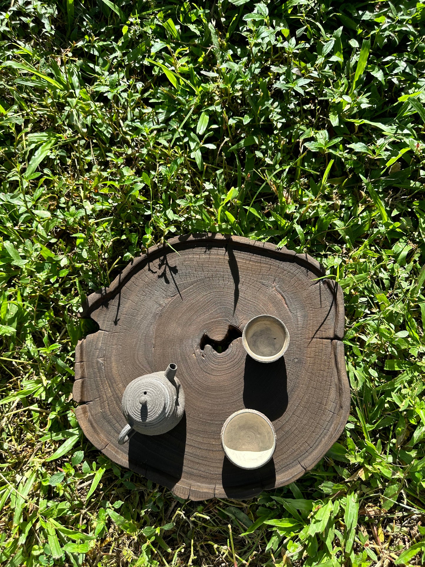 This is a black cedar tea tray tea boat.This is a wooden tea table.