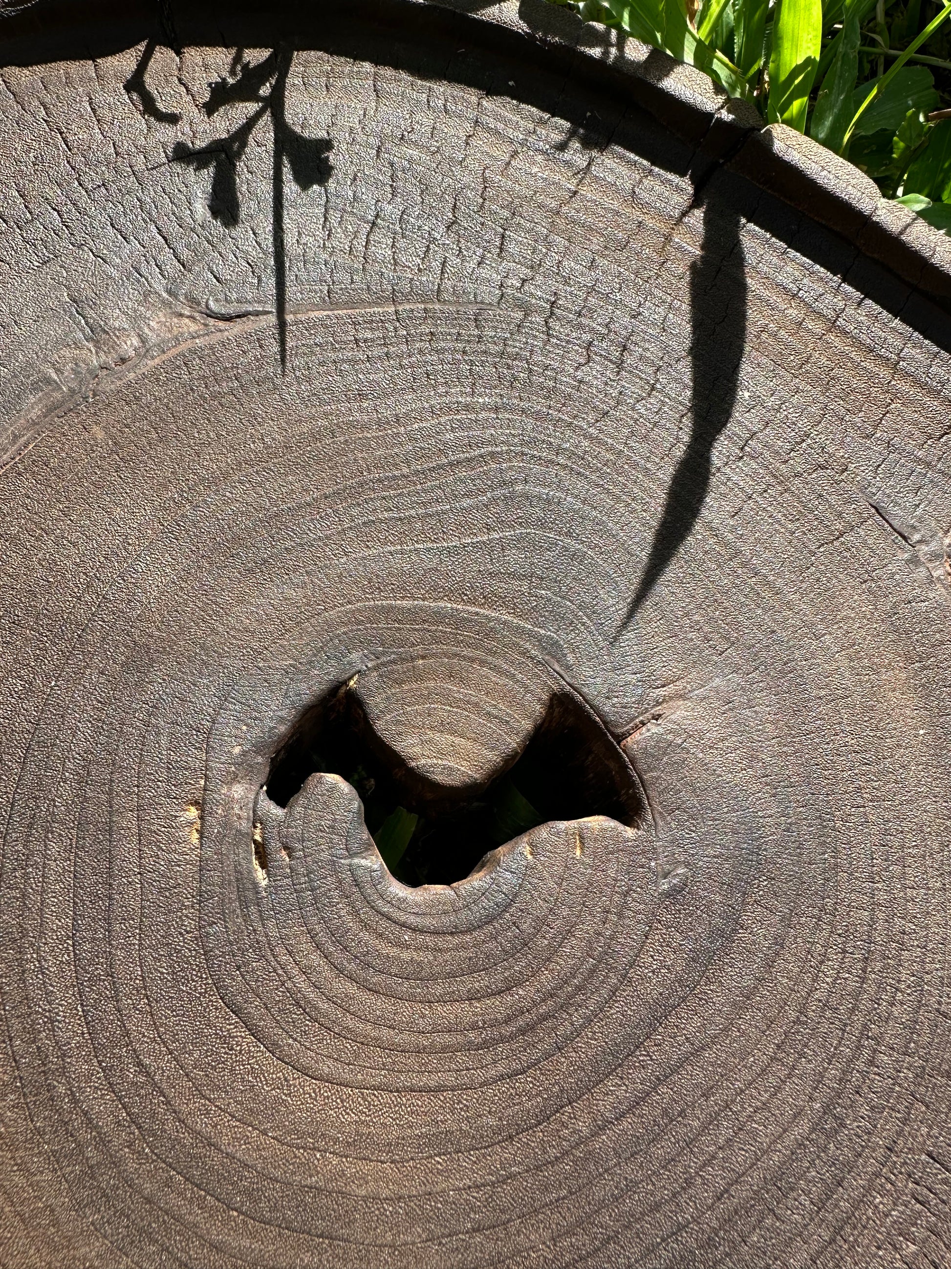 This is a black cedar tea tray tea boat.This is a wooden tea table.