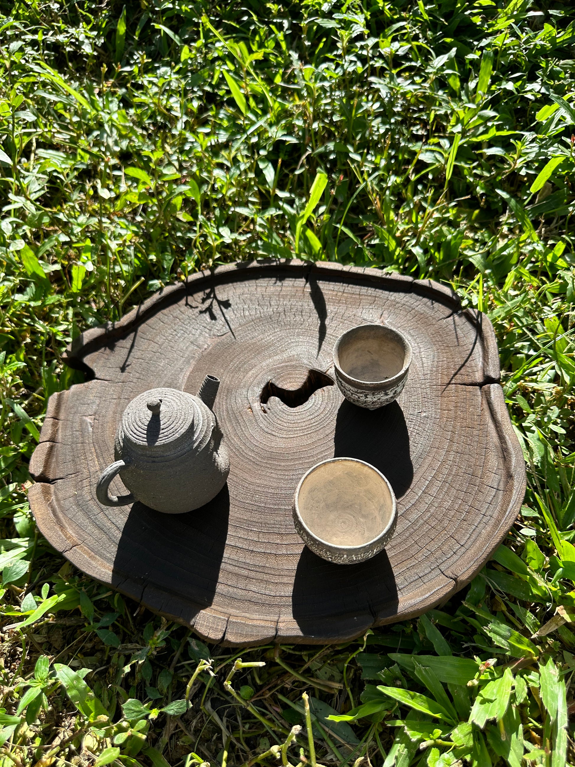 This is a black cedar tea tray tea boat.This is a wooden tea table.