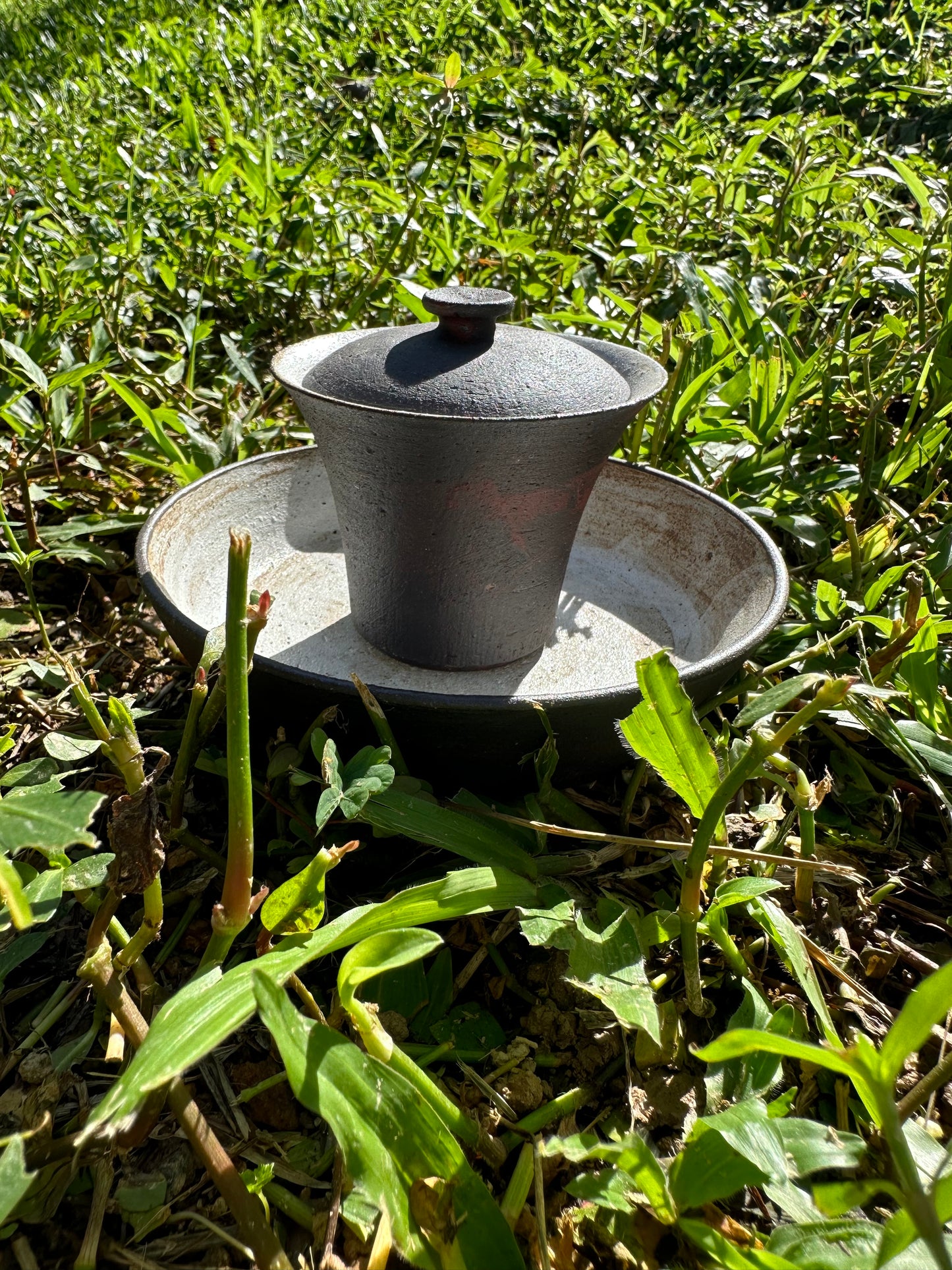 this is a pottery teapot gaiwan