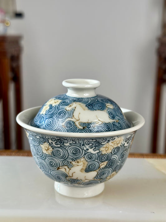 Handpainted Chinese Luxious Blue White Porcelain Underglaze Gold Youlijin Horse Flower Ocean Wave Pattern Gaiwan Set Artwork Teacup