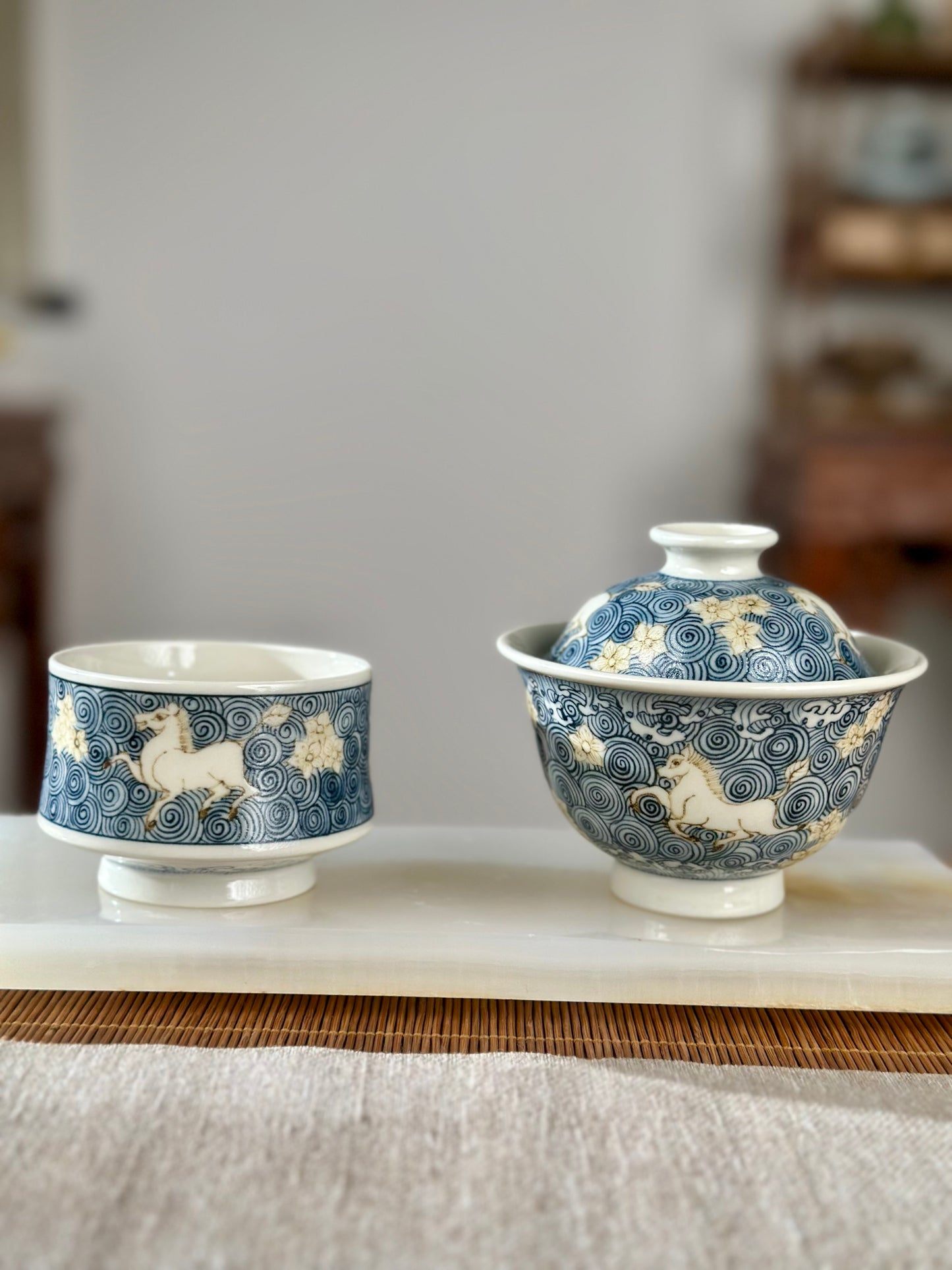 Handpainted Chinese Luxious Blue White Porcelain Underglaze Gold Youlijin Horse Flower Ocean Wave Pattern Gaiwan Set Artwork Teacup