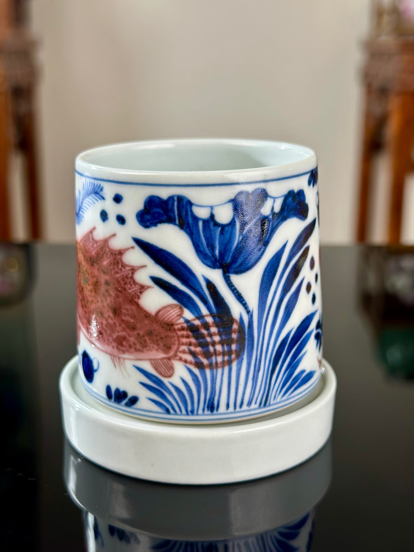 Handpainted Chinese Traditional Gui Fish Pattern Blue and White Underglaze Red Youlihong Porcelain Jingdezhen Rotating Teacup
