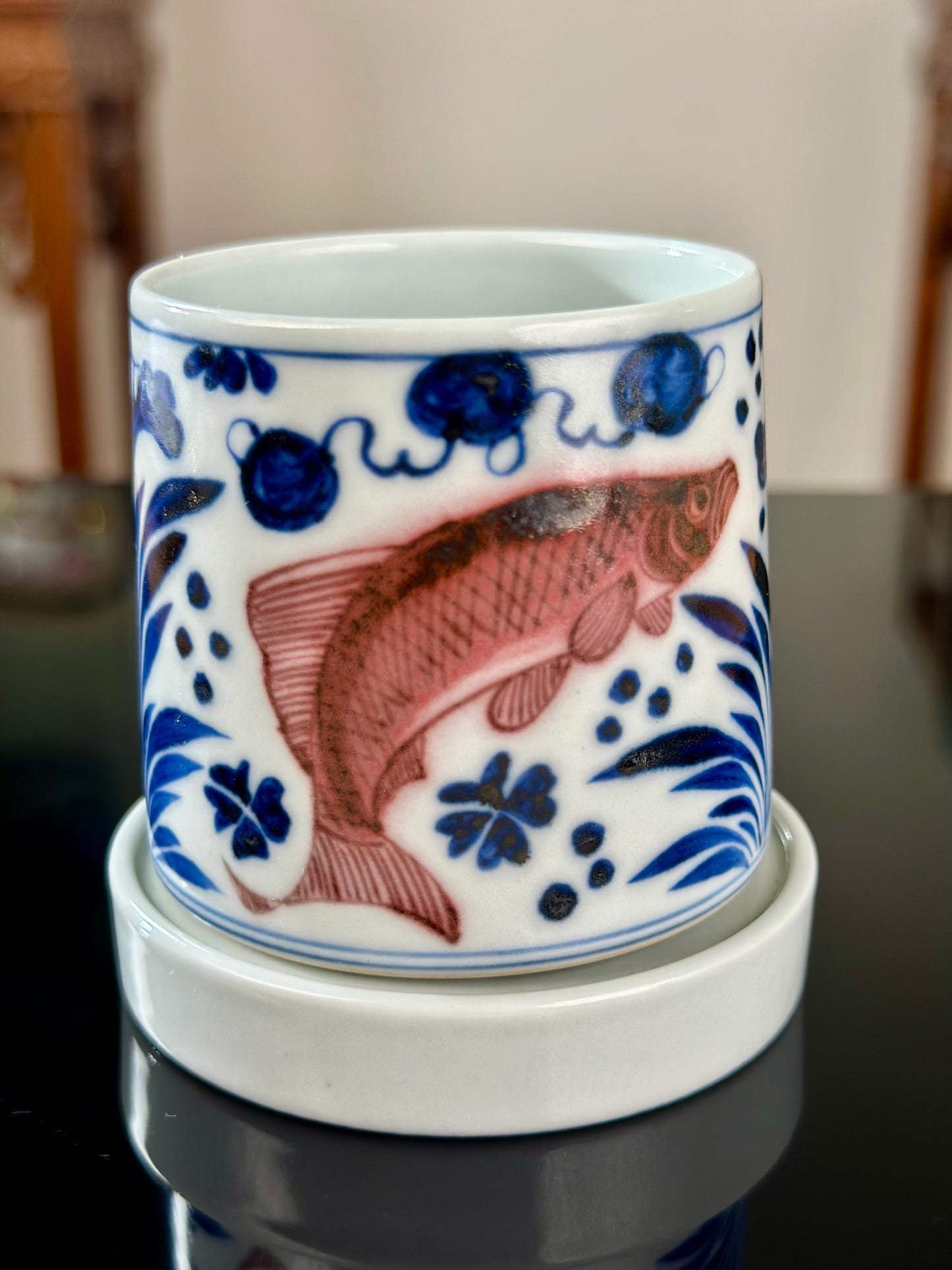 Handpainted Chinese Traditional Gui Fish Pattern Blue and White Underglaze Red Youlihong Porcelain Jingdezhen Rotating Teacup