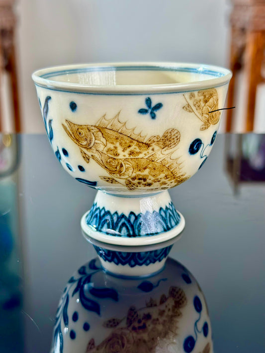 Handpainted Chinese Luxious Blue White Porcelain Underglaze Gold Youlijin Classic Nine Gui Fishes Pattern Artwork Teacup