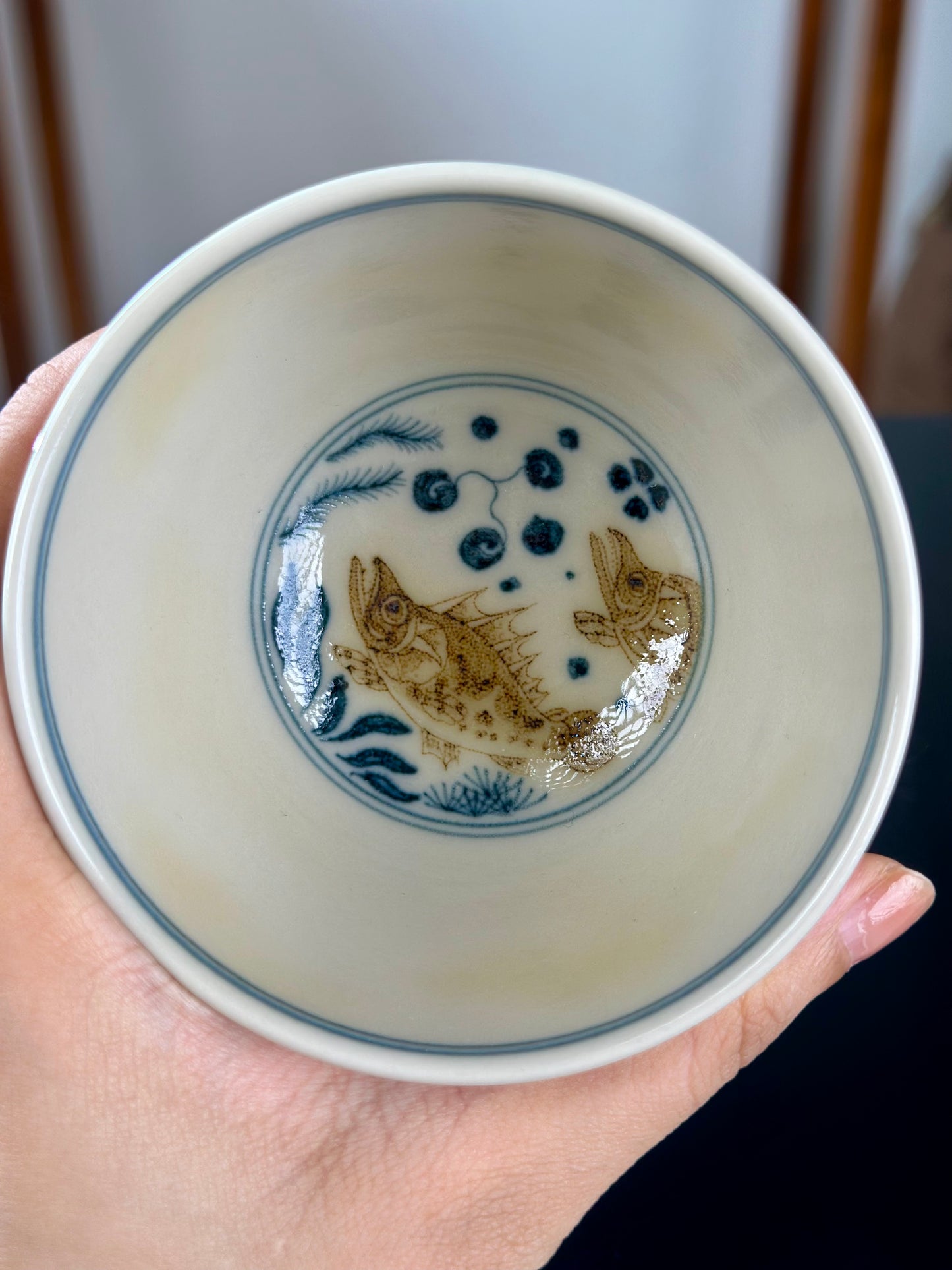 Handpainted Chinese Luxious Blue White Porcelain Underglaze Gold Youlijin Classic Nine Gui Fishes Pattern Artwork Teacup
