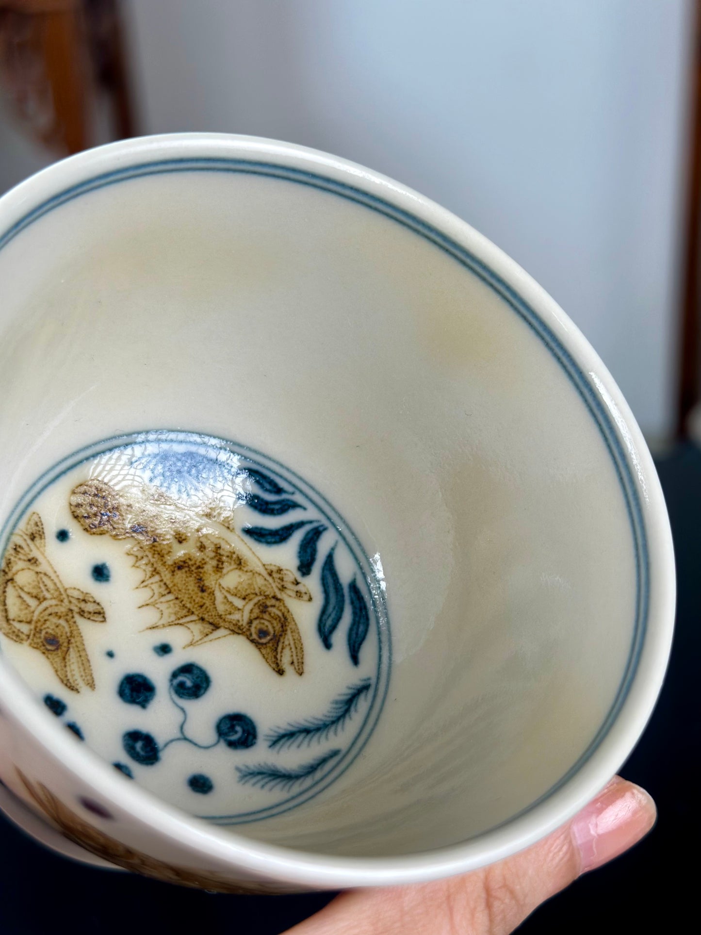 Handpainted Chinese Luxious Blue White Porcelain Underglaze Gold Youlijin Classic Nine Gui Fishes Pattern Artwork Teacup
