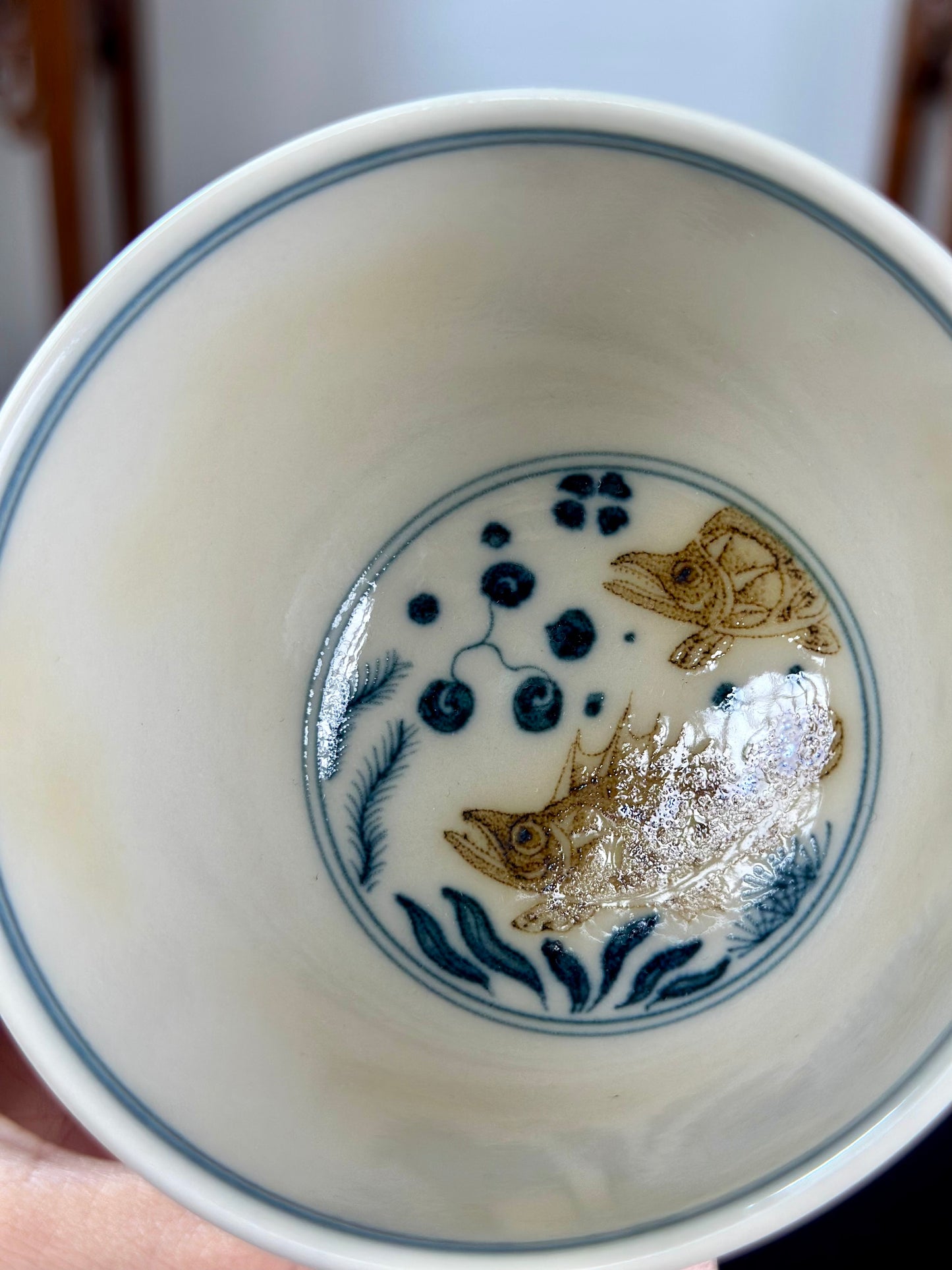 Handpainted Chinese Luxious Blue White Porcelain Underglaze Gold Youlijin Classic Nine Gui Fishes Pattern Artwork Teacup